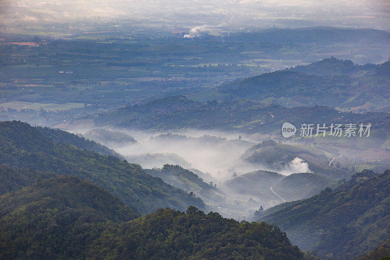 泰国清迈Doi Angkhang山的Monson观点的晨景